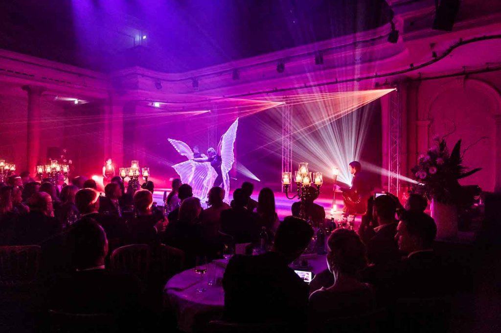 2 Tänzerinnen bei einer Gala-Veranstaltung in LED-Kostümen