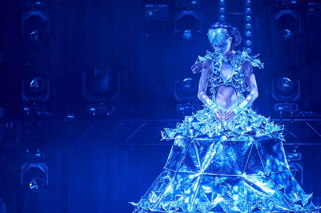 Solo-Tänzerin in Spiegelkostüm bei einer FIREDANCER Lichtshow auf der Bühne