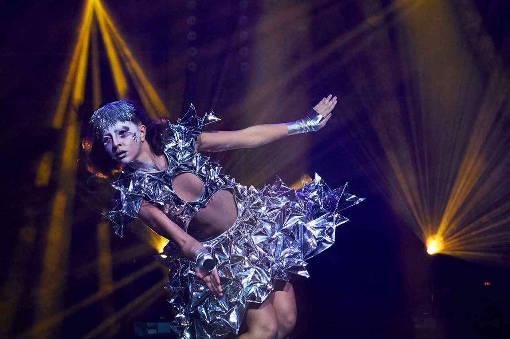 Solo-Tänzerin des FIREDANCER Ensembles in Spiegelkostüm bei einer Lichtshow