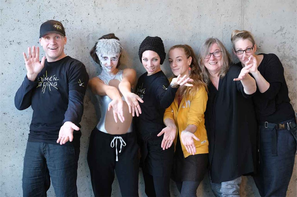 6 Mitglieder des FIREDANCER Ensembles um den künstlerischen Leiter Christian Weiss